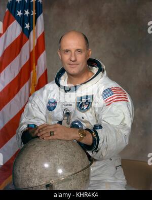 Ritratto ufficiale dell'astronauta Thomas Stafford della NASA, astronauta della missione orbitale lunare con equipaggio umano, Apollo 10, presso il Johnson Space Center il 12 aprile 1972 a Houston, Texas. (Foto della NASA foto via Planetpix) Foto Stock