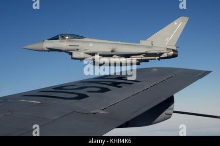 Un British Royal Air Force typhoon fgr4 fighter aircraft vola accanto a un US Air Force KC-135 Stratotanker antenna aerei di rifornimento durante la fase di esercizio di tartan bandiera 8 novembre 2017 oltre la Scozia. (Foto di Justine rho via planetpix) Foto Stock