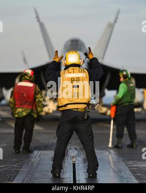 I marinai della US Navy eseguono operazioni di volo sulla piattaforma di volo a bordo della portaerei classe Nimitz della US Navy USS Nimitz il 13 novembre 2017 nell'Oceano Pacifico. (Foto di Cole Schroeder via Planetpix) Foto Stock