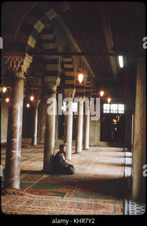 Uomo in preghiera nella moschea blu, istanbul, Turchia, 1963 Foto Stock