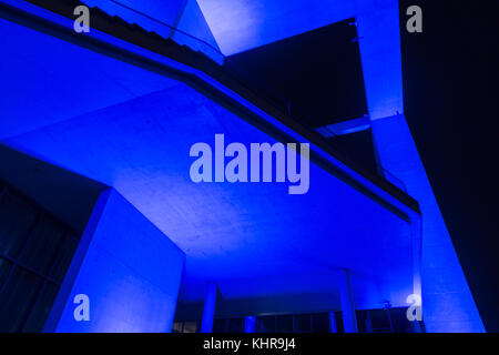 Berlino, Germania - 26 agosto 2017; caratteristica architetturale in toni di blu durante la luce e festival culturali scene notturne e vita notturna lungo il fiume spr Foto Stock