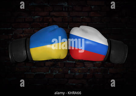 Incontro di pugilato. confronto tra Ucraina e Russia. russo e ucraino bandiere nazionali su i guantoni. competizione sportiva tra i due Foto Stock