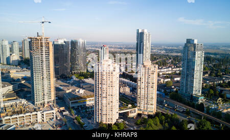 Metrotown, città di Burnaby, Vancouver, BC Canada. presi da una prospettiva aerea su un soleggiato sera. Foto Stock