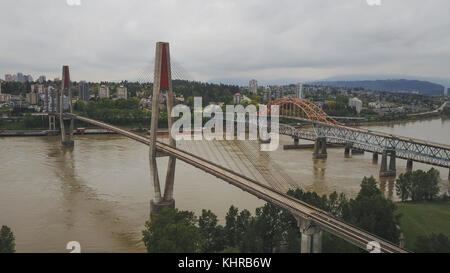 Vista aerea dello skytrain e pattullo bridge in New Westminster, maggiore di Vancouver, British Columbia, Canada. Foto Stock