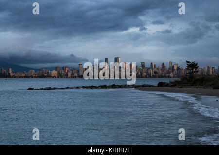 Il centro di Vancouver, BC, Canada, visto da jericho beach durante la tempesta meteo e livello di acqua alta. Foto Stock
