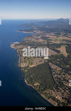 Qualicum Beach da una prospettiva aerea sulla riva del stretto di Georgia in Isola di Vancouver, British Columbia, Canada. prese durante una soleggiata estate Foto Stock