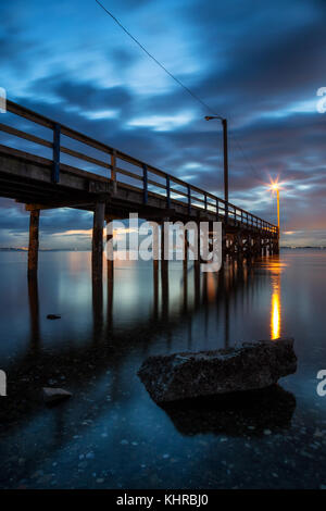 Bel tramonto sulla spiaggia dalla banchina in legno. prese a blackie allo spiedo, whiterock, maggiore di Vancouver, British Columbia, Canada. Foto Stock