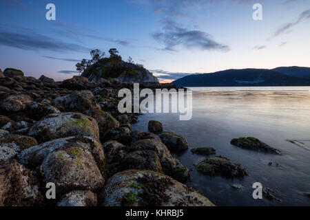 Bel tramonto presso la spiaggia rocciosa. prese nel parco whytecliff, baia a ferro di cavallo, West Vancouver, British Columbia, Canada. Foto Stock