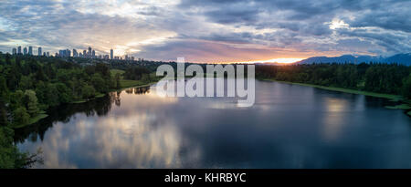 Antenna vista panoramica di Deer Lake Park con il metrotown dello skyline della città in backgournd. presi in Burnaby, maggiore di Vancouver, British Columbia, Canada, Foto Stock