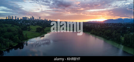 Vista aerea di Deer Lake Park con il metrotown dello skyline della città in backgournd. presi in Burnaby, maggiore di Vancouver, British Columbia, Canada, durante una c Foto Stock