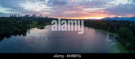 Vista aerea di Deer Lake Park con il metrotown dello skyline della città in backgournd. presi in Burnaby, maggiore di Vancouver, British Columbia, Canada, durante una c Foto Stock