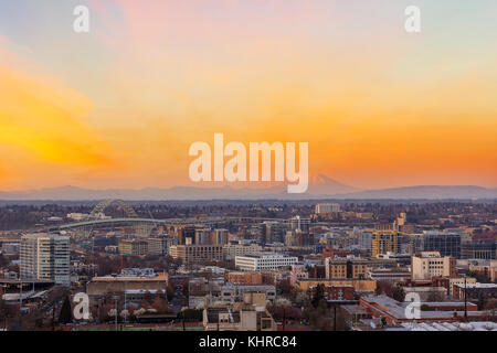 Portland Oregon downtown cityscape con mt saint helens visualizzare durante il tramonto al tramonto Foto Stock