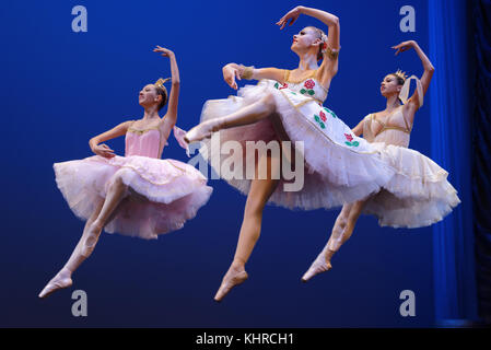 San Pietroburgo, Russia - 16 Novembre 2017: gli studenti di Vaganova Ballet Academy eseguire durante il concerto di gala di Oleg Vinogradov. Grande chor Foto Stock