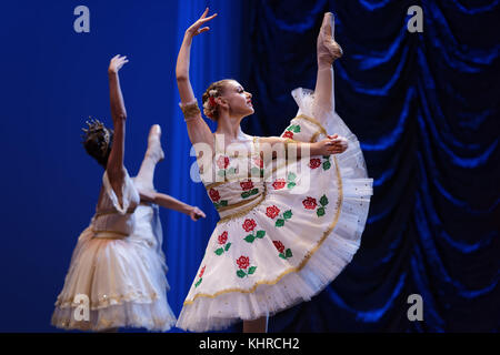 San Pietroburgo, Russia - 16 Novembre 2017: gli studenti di Vaganova Ballet Academy eseguire durante il concerto di gala di Oleg Vinogradov. Grande chor Foto Stock