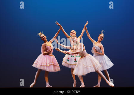 San Pietroburgo, Russia - 16 Novembre 2017: gli studenti di Vaganova Ballet Academy eseguire durante il concerto di gala di Oleg Vinogradov. Grande chor Foto Stock