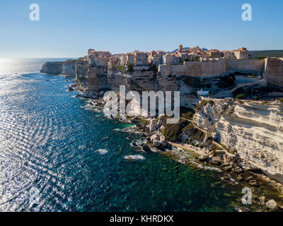 Vista aerea di bonifacio città vecchia costruita sulle scogliere di calcare bianco, scogliere. Harbour. Corsica, Francia. bocche di bonifacio Foto Stock