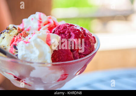 Gelato alla fragola gelato in vaschetta con salsa Foto Stock