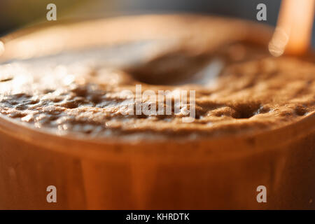 Caffè ghiacciato in bicchiere con schiuma e bolle Foto Stock