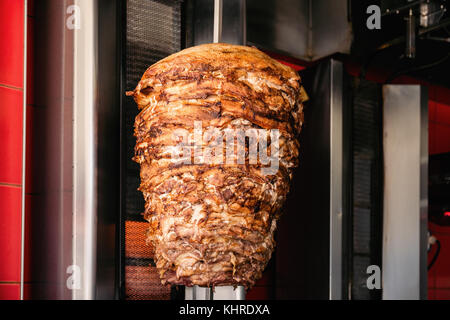 Döner Kebab sulla rotazione spiedo verticale Foto Stock