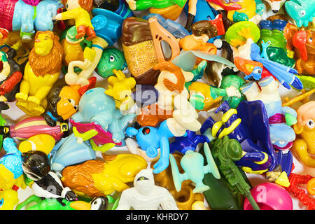 Cumuli di diversi piccoli giocattoli compresi kinder sorpresa come sfondo Foto Stock