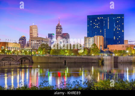 Indianapolis, Indiana, Stati Uniti d'America skyline sul Fiume Bianco. Foto Stock