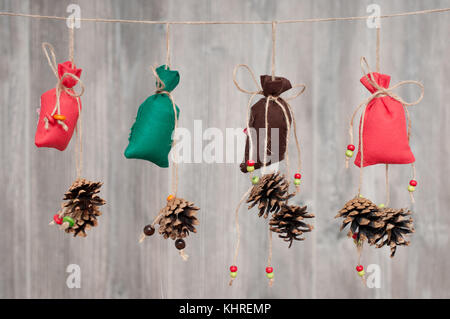 Colori diversi sacchetti di natale con coni fir Foto Stock