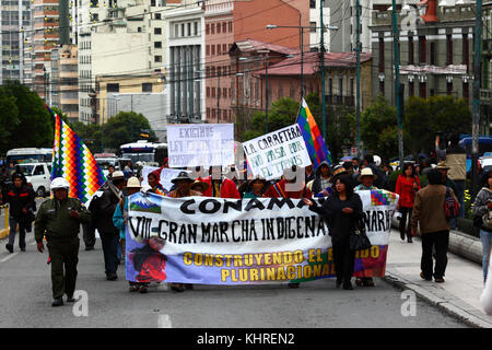 Membri della CONAMAQ highland popoli indigeni europea protesta contro i piani del governo per la costruzione di una strada attraverso la regione TIPNIS, La Paz, Bolivia Foto Stock