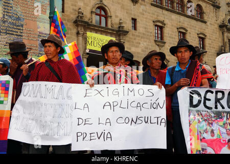 Membri della CONAMAQ highland popoli indigeni europea protesta contro i piani del governo per la costruzione di una strada attraverso la regione TIPNIS, La Paz, Bolivia Foto Stock