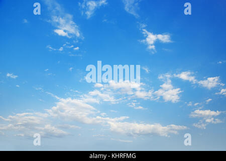 White cirrus nuvole nel luminoso cielo blu.