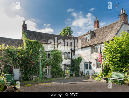 Parte posteriore della antica ram inn, ex del XII secolo public house, ha riferito di essere uno dei più ossessionato fabbricati nel paese, Wotton-under-Edge, glo Foto Stock