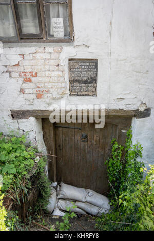 Ingresso all'antico ram inn, ex del XII secolo public house, ha riferito di essere uno dei più ossessionato fabbricati nel paese, Wotton-under-Edge Foto Stock