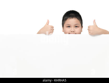 Obesi fat boy dando pollice in alto gesto sul banner bianco bordo isolato su sfondo bianco con copia spazio per il testo di input Foto Stock