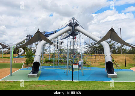 Due diapositive alla fine del Skywalk al parco giochi per bambini a Tamworth in Australia. Foto Stock