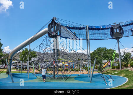 Skywalk e far scorrere al parco giochi per bambini a Tamworth in Australia. Foto Stock