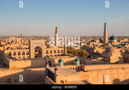 Vista della antica fortezza ichan kala dal ponte di osservazione al tramonto. khiva, Uzbekistan Foto Stock