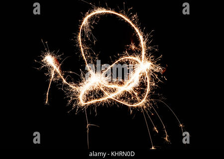 Luce forme dipinte con sparkler di notte Foto Stock