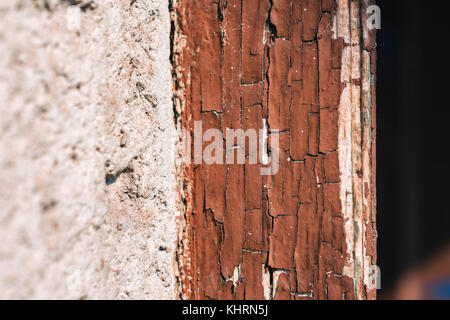 Texture di sbriciolamento vernice marrone sul bordo della porta vecchia Foto Stock