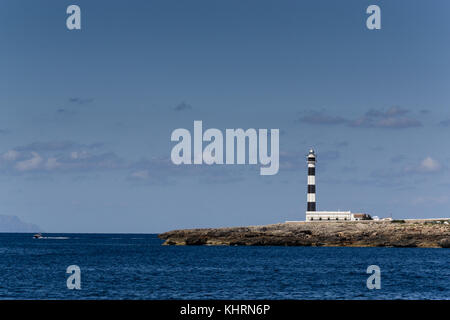 Faro sulla spiaggia di Cala en bosch - Menorca - Spagna Foto Stock