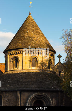 Golden luce della sera sul grado 1 elencati del XII secolo Round medievale chiesa di Santo Sepolcro Cambridge Cambridgeshire England Foto Stock