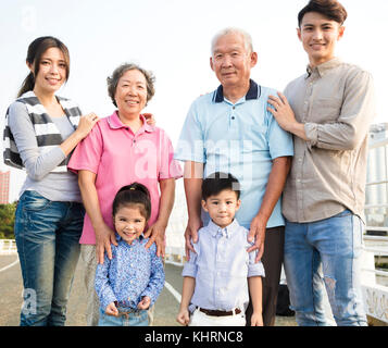 Le tre generazioni della famiglia in piedi insieme all'aperto Foto Stock