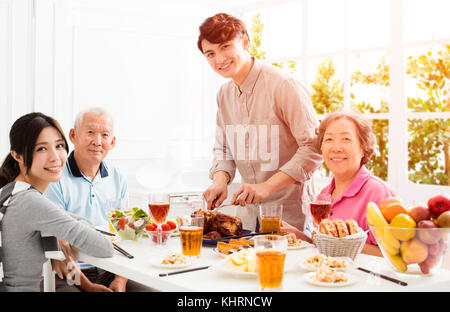 Felice famiglia asiatica avente la cena insieme Foto Stock