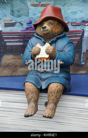 Sadiq Khan e Hugh Bonneville partecipano al lancio di Paddington a More London con: Paddington Bear dove: Londra, Regno Unito quando: 19 ottobre 2017 credito: WENN.com Foto Stock