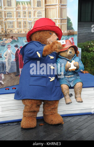 Sadiq Khan e Hugh Bonneville partecipano al lancio di Paddington a More London con: Paddington Bear dove: Londra, Regno Unito quando: 19 ottobre 2017 credito: WENN.com Foto Stock