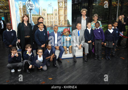 Sadiq Khan e Hugh Bonneville partecipano al lancio di Paddington a More London con: Paddington Bear, Hugh Bonneville, Sadiq Khan dove: Londra, Regno Unito quando: 19 ottobre 2017 credito: WENN.com Foto Stock