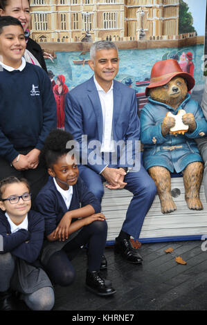 Sadiq khan e hugh bonneville frequentare paddington pop-up london lanciare al più Londra dotata: sadiq khan dove: Londra, Regno Unito quando: 19 oct 2017 credit: wenn.com Foto Stock