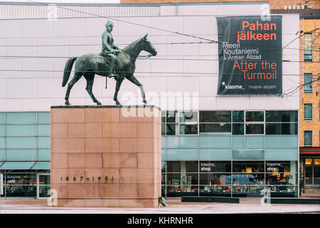 Helsinki, Finlandia - 7 dicembre 2016: la statua equestre del maresciallo mannerheim è un monumento al maresciallo di Finlandia Carl Gustaf emil mannerheim. Foto Stock