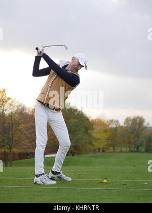 Professional Golfer colpire le sfere sulla gamma. Foto Stock