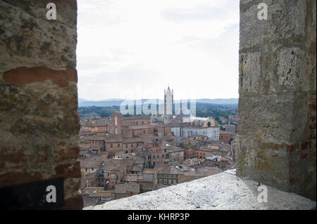 Facciatone gotica, arco di mai finito Duomo Nuovo di romanico e gotico italiano Cattedrale Metropolitana di Santa Maria Assunta Foto Stock