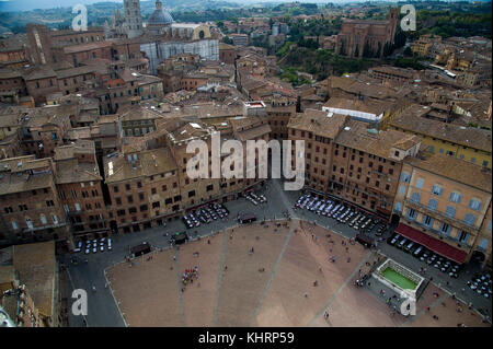 Piazza del Campo con Fonte Gaia (fontana monumentale) nel centro storico di Siena elencati di patrimonio mondiale dall UNESCO a Siena, Toscana, Italia. 28 Agosto Foto Stock