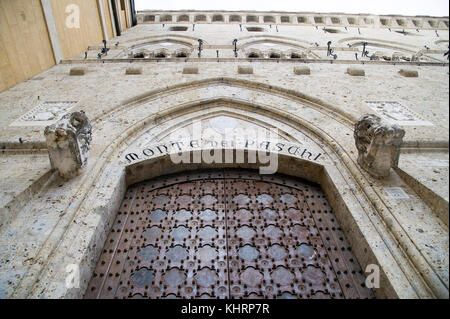 Ingresso principale al gotico Palazzo Salimbeni, sede centrale della Banca Monte dei Paschi di Siena nel centro storico di Siena elencati dall'UNESCO Patrimonio dell'umanità Foto Stock